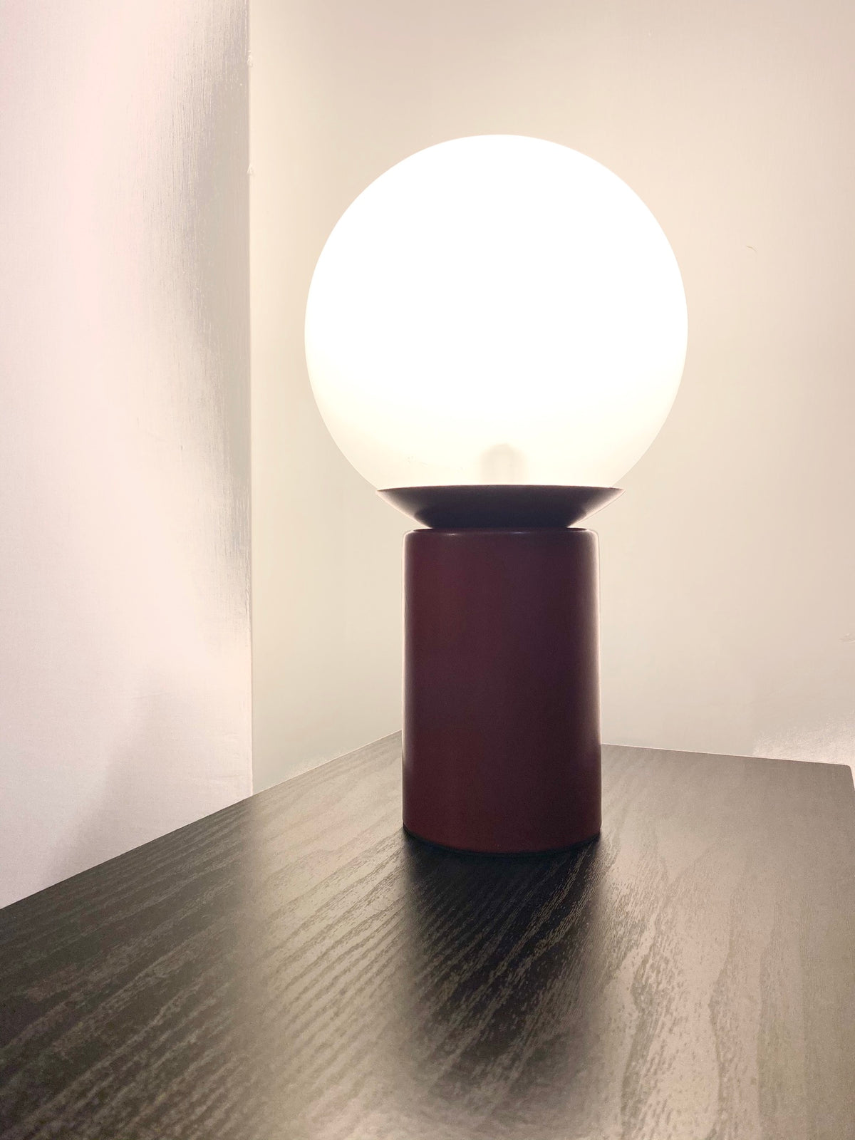 Lampada da tavolo prugna con accensione smart touch